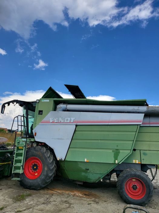 Vând mai multe utilaje și combina Fendt 6330