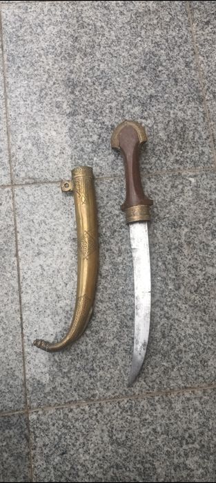 Cuțit vechi cu mâner din lemn