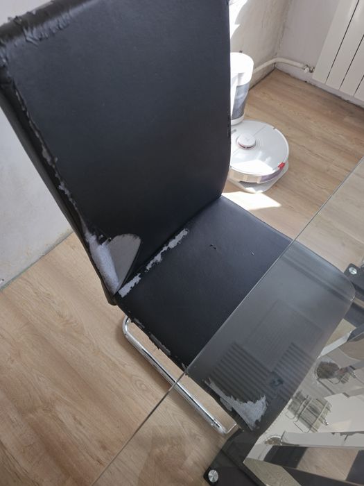 Стъклена трапезна маса в комплект с 4 стола.