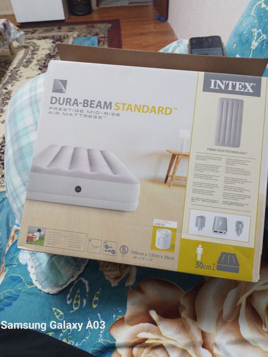Надувнои матрас,с надувным насосом ,новыи ,в Упаковке...