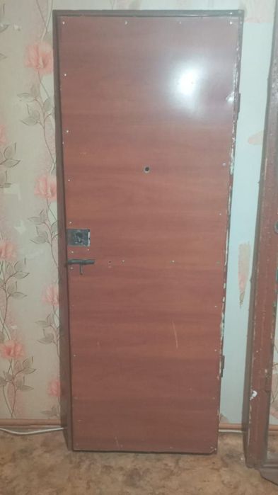 Железная дверь  тежолая  крашеная
