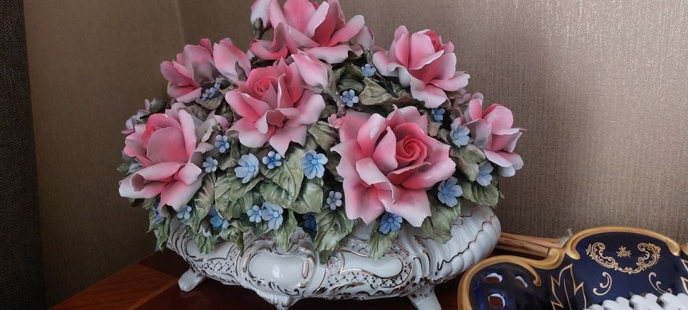 Фарфоровая ваза с цветами ручная работа