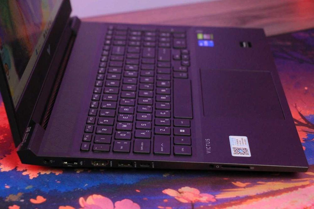 Ideal holatdagi Victus noutbook arzon narxda sotiladi.