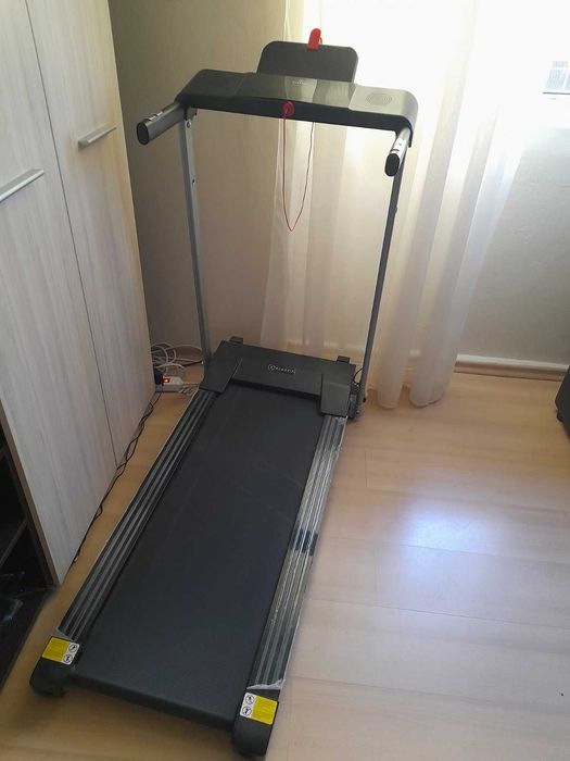 Нова, малко използвана бягаща пътека