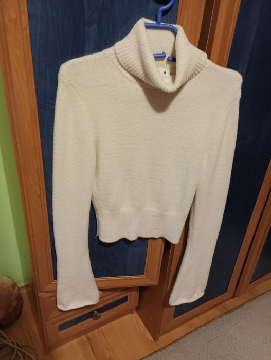 Дамски пуловер с поло яка в бежов цвят