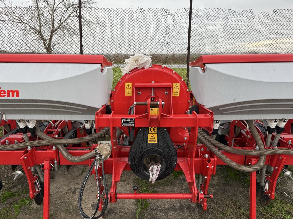 Продавам сеялка IrTem 6 реда с торовнасяне!