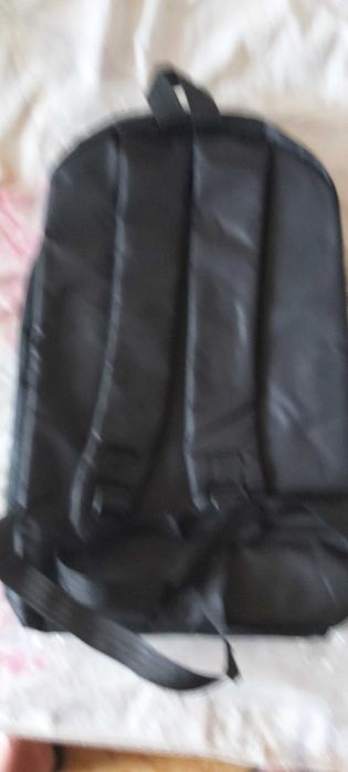 Продавам черна раница с четери отделения с цип