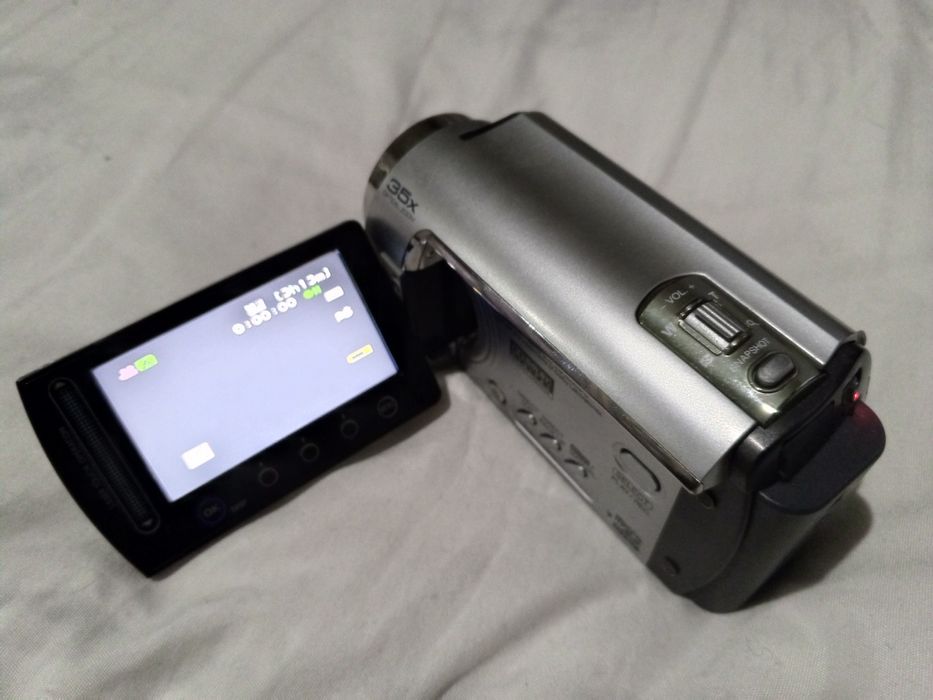 Очень мощный зум камера JVC GZ-MG330 Everio — 30GB памяти компактная ц