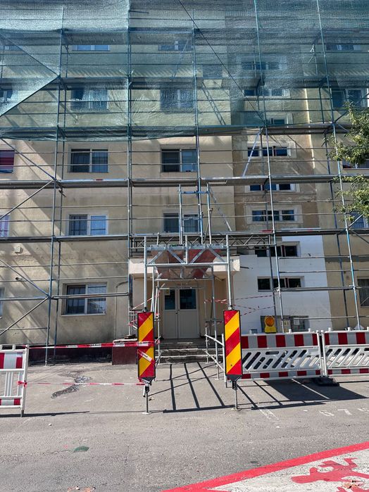 schela fixa si mobila de Închiriat