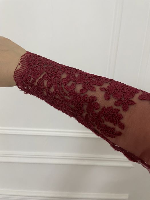 Платье с кружевами нарядное