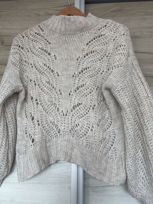 Пуловери Mango, HM, Bershka