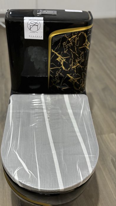 Vând vas WC negru cu model auriu – design premium