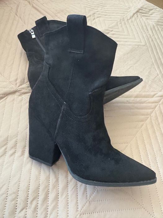 Обувки, боти, сандали