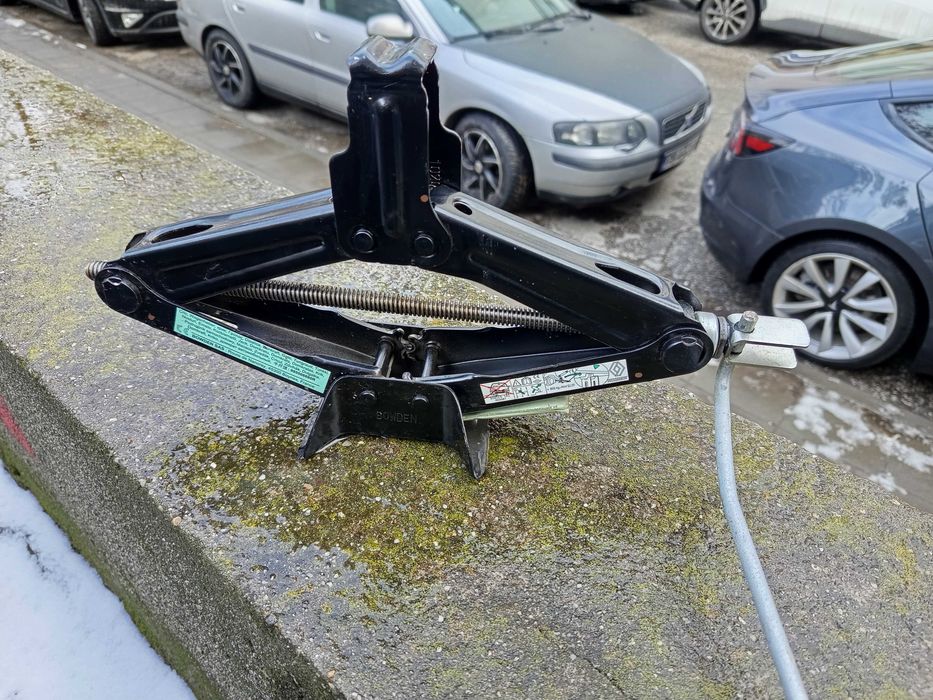 резервна гума патерица Нисан Рено Дачия Дъстър 16 цола, крик, кука