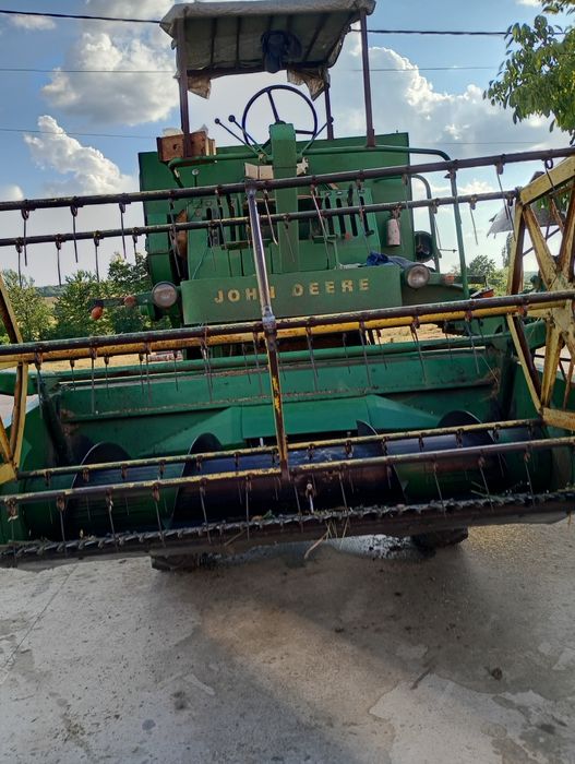 Vând combina John Deere 330