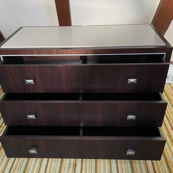 Comoda din MDF furniruit si placa din marmura