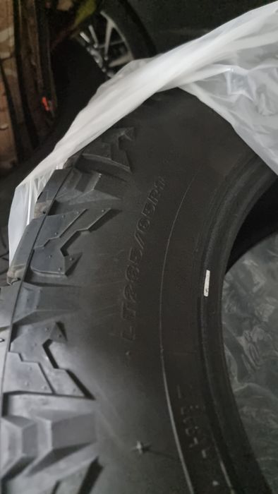 Продам резину Maxxis razr at