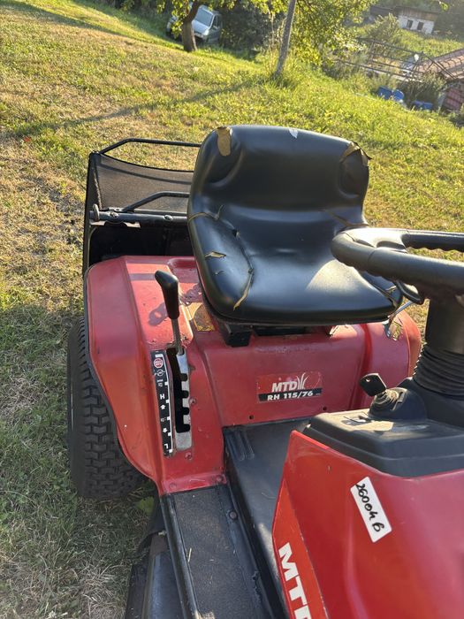 Vand tractoras de tuns iarba