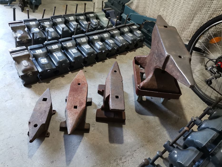 Малка средна голяма наковалня