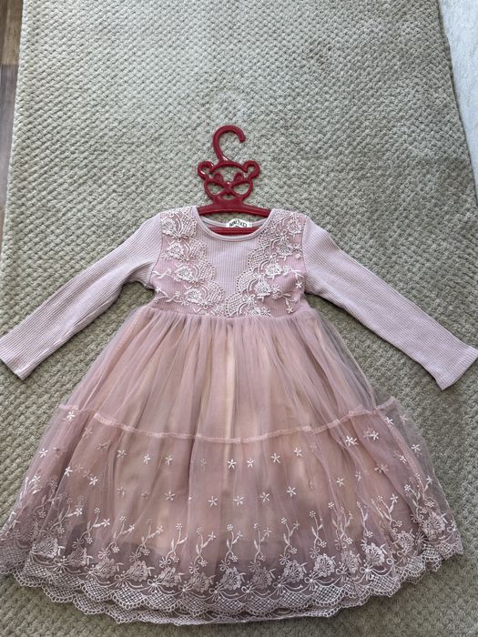 Продам платья для девочки на рост  110-120