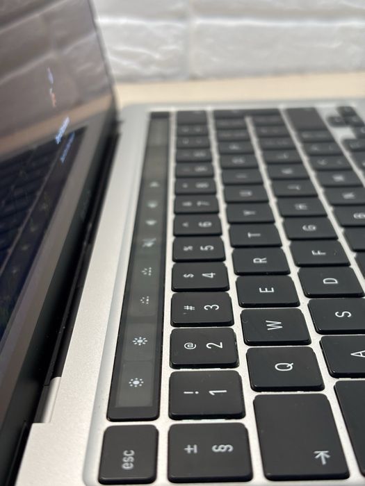 MacBook Pro M1 13” / 16GB RAM / Touch Bar / Отлично състояние