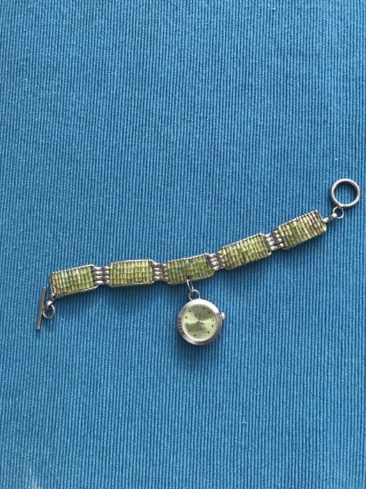 Ceas verde cu cadran accesoriu