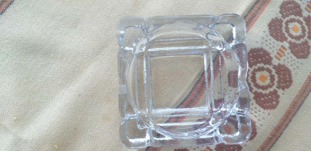 Пепелници стъкло и битов