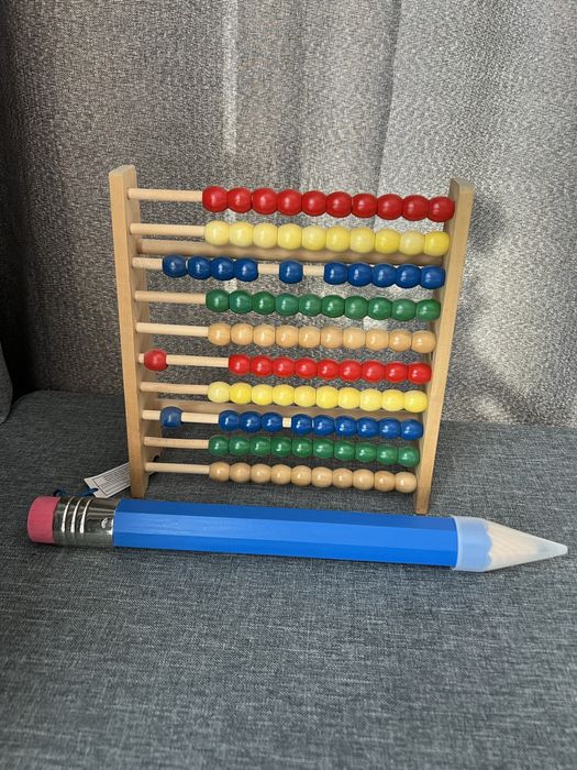 Дървено сметало и голям молив