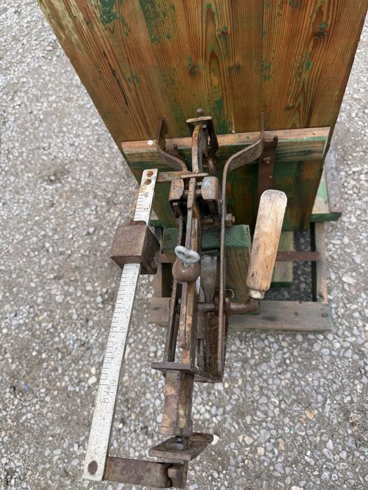 Стара механична платформена везна – ретро индустриален стил