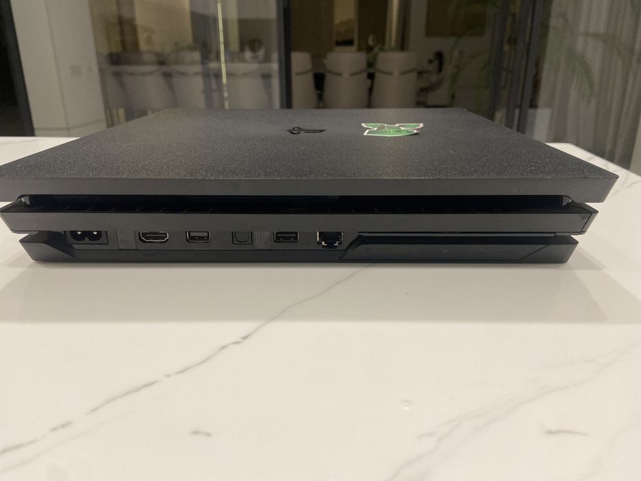 PlayStation 4 pro продам