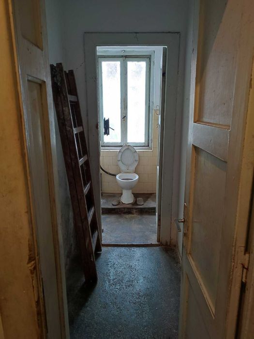 Голям апартамент, който може да се раздели на два по - малки.