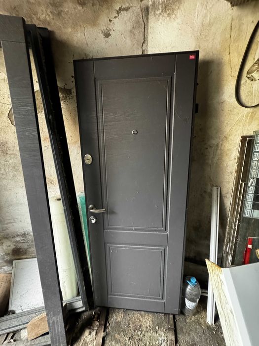 Vand 2 usi  metalice securizate