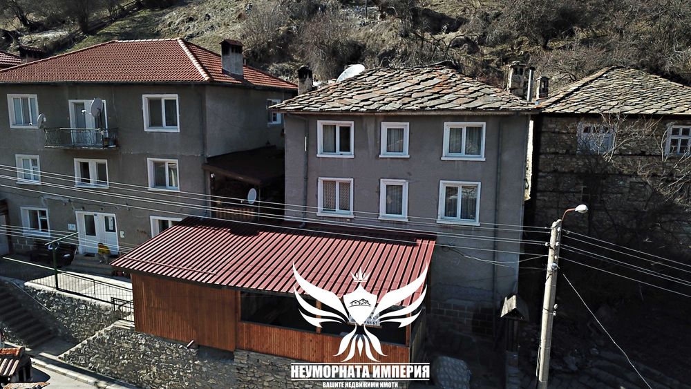 Продавам триетажна къща 162РЗП с 122кв.м. двор в с.Забърдо обл.Смолян