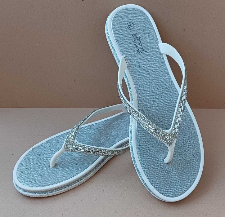 Дамски летни чехли. Отговарят на № 38.