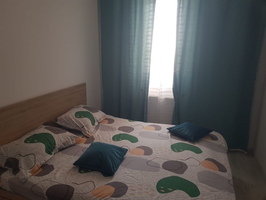 Închiriez apartament cu 3 camere
