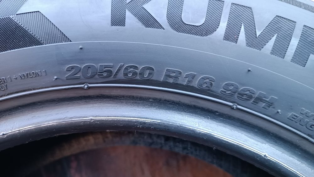 205/60/16 Kumho .