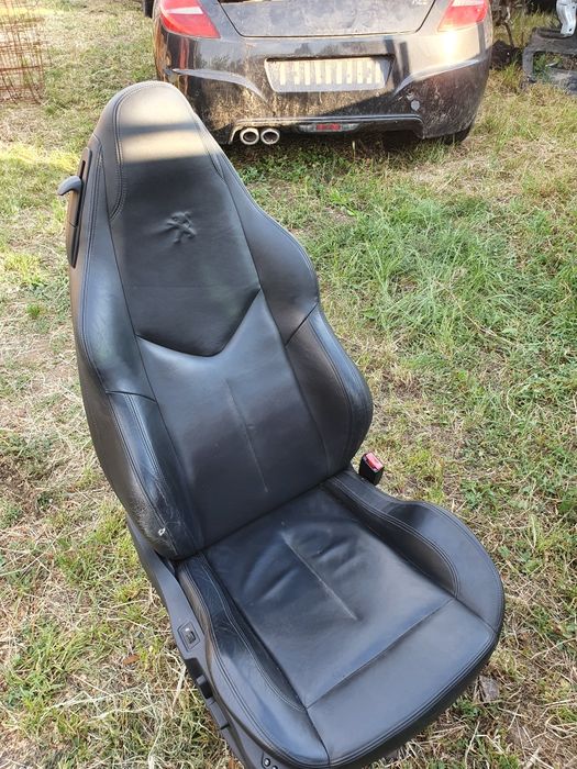 Interior scaune sport din piele cotiera boxe plafon Peugeot RCZ