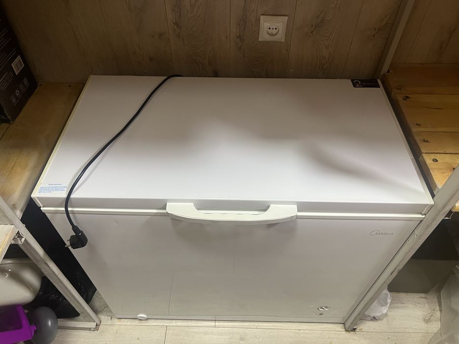 Продам морозильник Midea объём 200 л.