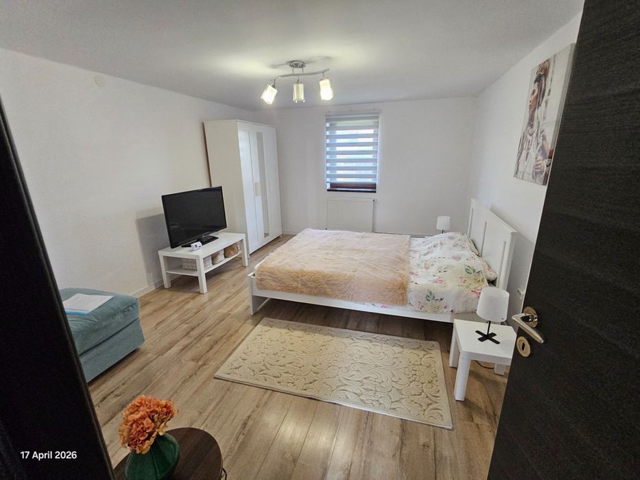 Casa de vanzare renovata recent 2025, 2 bai, 5 camere, 2 curti