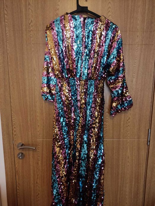 Дълга рокля с шарени пайетии