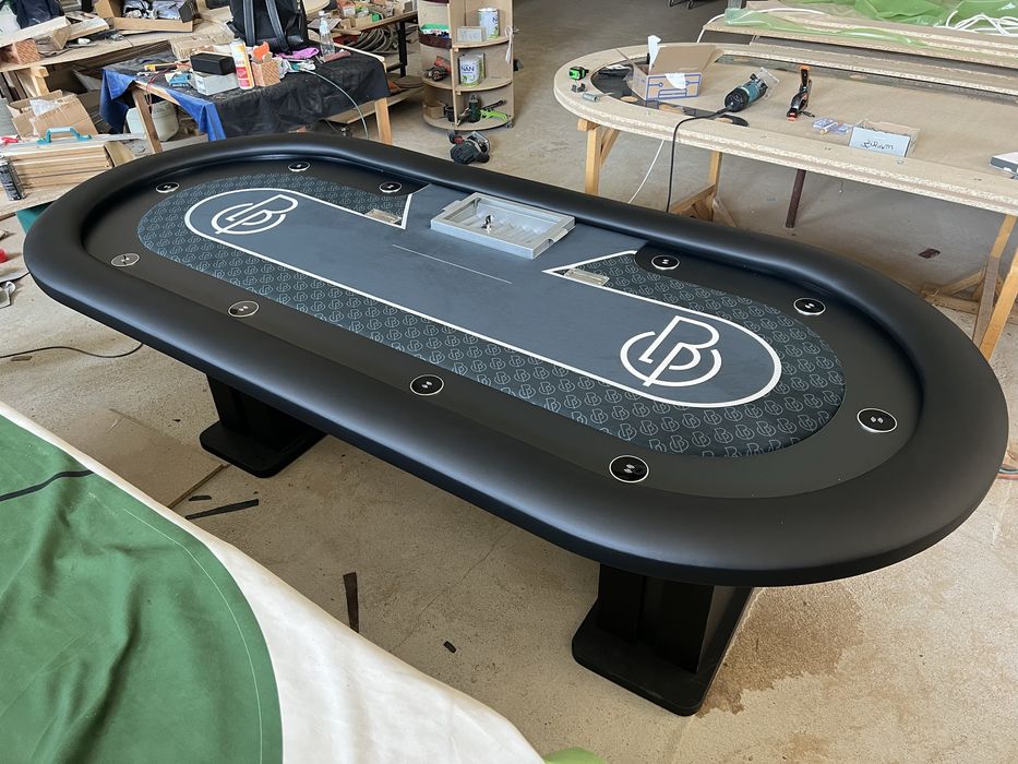 Masa Poker cu incarcare wireless a telefoanelor mobile Customtables.eu