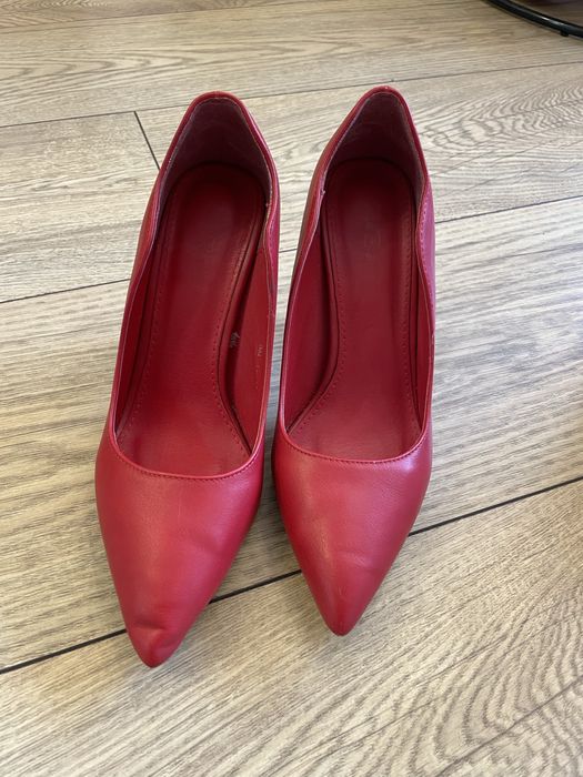 Червени обувки на висок ток