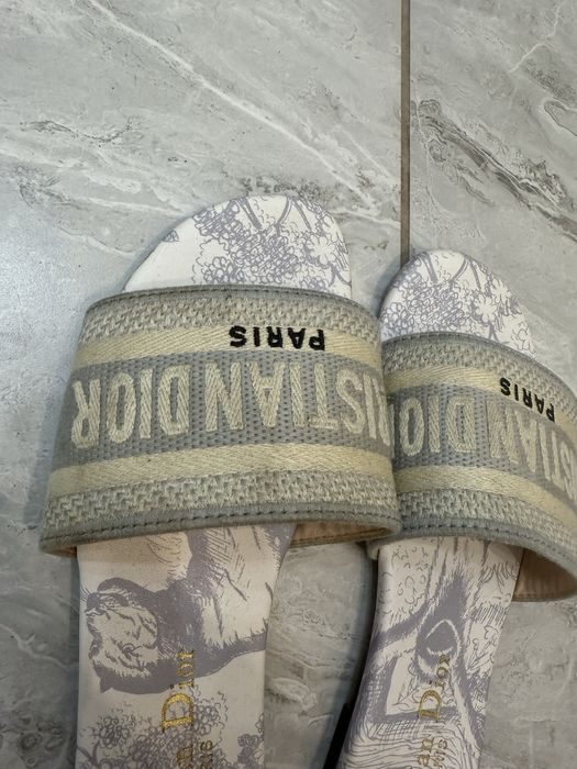 Шлепки под Dior.