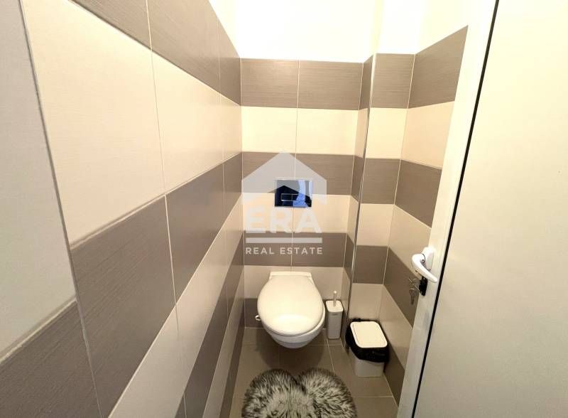 Тристаен обзаведен апартамент, център