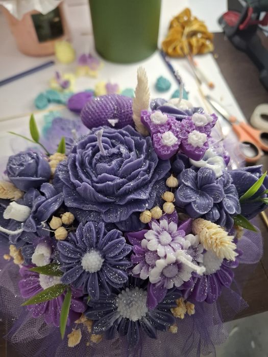 Cauți un cadou diferit?
Acest buchet din lumânări parfumate este re