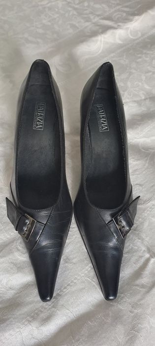 Pantofi negri, mărimea 41, din piele naturală, cu toc și vârf ascuțit