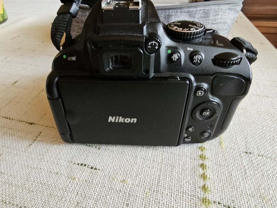 Pachet DSLR Nikon D5100 (Body + Obiectiv), Încărcător Original + Geantă