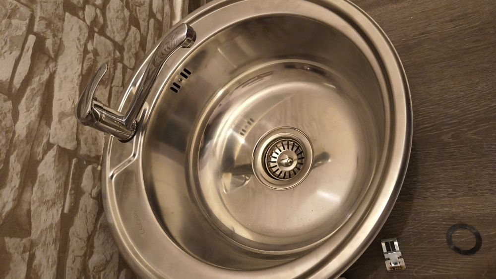 Кухненска мивка със смесител