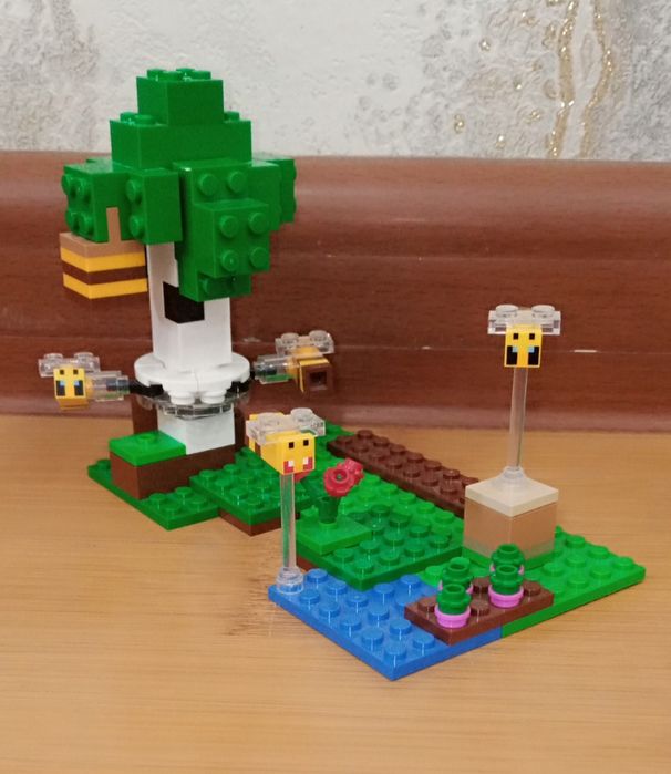Продам Lego Minecraft The Bee Cottage