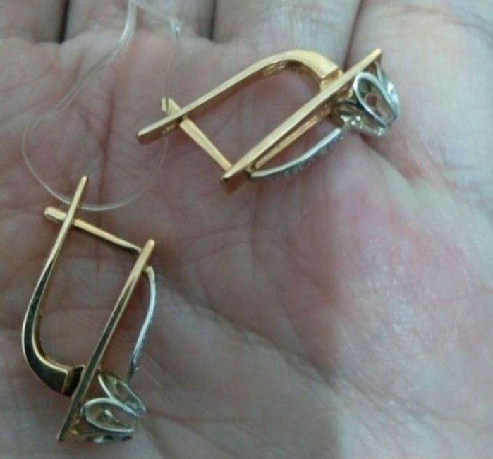 Продам золотые серьги с англиским замком.